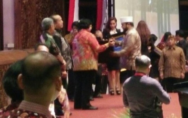 Walikota Helmi Hasan saat menerima penghargaan Adipura dalam bentuk sertifikat dari Menteri Lingkungan Hidup dan Kehutanan Republik Indonesia Siti Nurbaya.