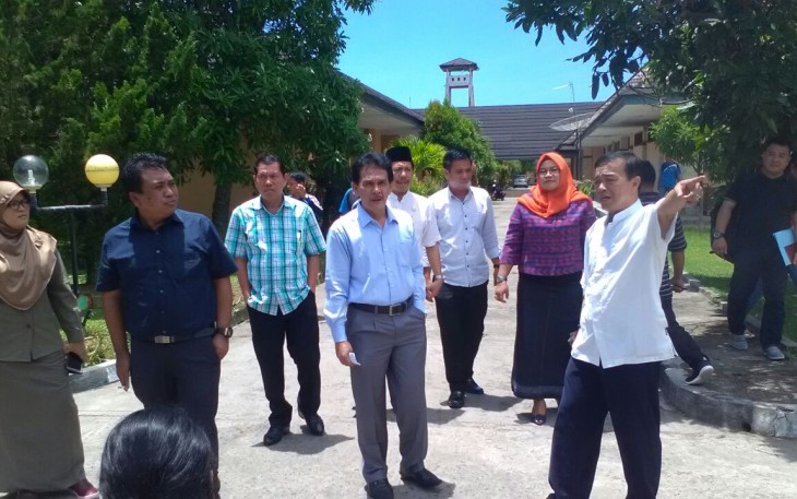 Rombongan Komisi III DPRD Kota Bengkulu saat sidak Hotel Raffles City, Jumat (29/09/2017).