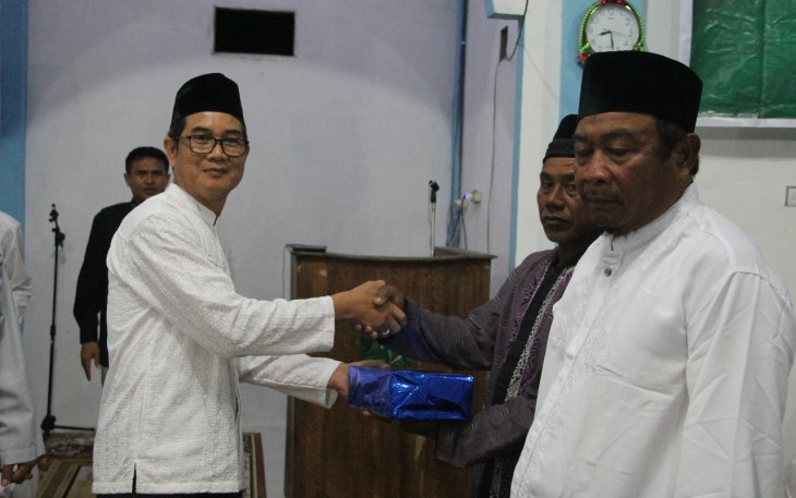 Enggano - Plt Sekda Provinsi Bengkulu Gotri Suyanto menghadiri dan memberikan bantuan pada Tabligh Akbar di Desa Apoho, Kecamatan Enggano, Kabupaten Bengkulu Utara.