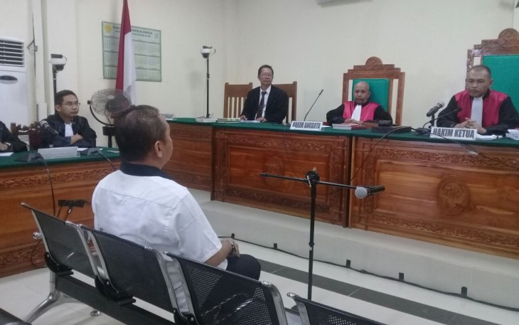 Jhoni Wijaya saat menjalani sidang vonis di PN Tipikor Bengkulu, Rabu (08/11/2017).