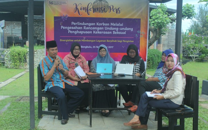 Diskusi bersama Direktur Yayasan PUPA Susi Handayani dalam rangka Kampanye 16 Hari Anti Kekerasan terhadap Perempuan