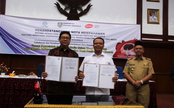 Plt Gubernur dan Ketua Dewan Pers Yosep Adi Prasetyo Berfoto bersama