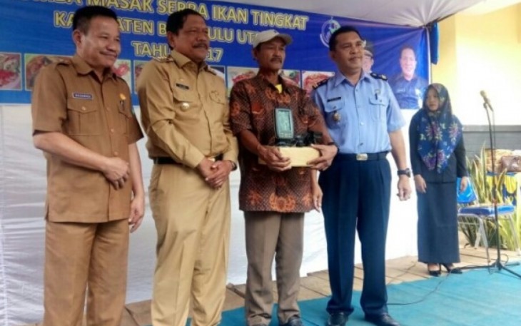 Bupati BU Ir.Mian Serta Kepala Dinas Perikanan Maswandi Foto Bersama ADVERTORIAL