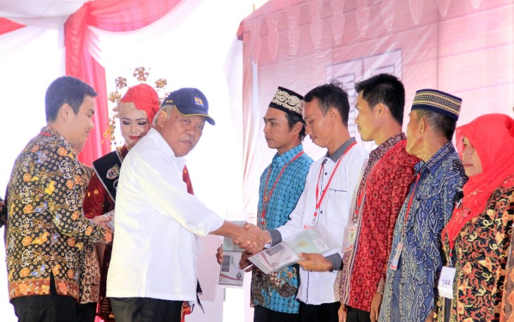 PUPR-Menteri menyerahkan 57.356 Sertifikat Tanah, ini merupaka program Presiden untuk mengurangi konflik lahan masyarakat.