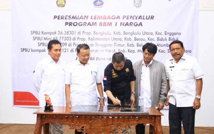 Menteri Energi Sumber Daya Mineral (ESDM) RI Ignasius Jonan, Menandatangani Prasasti, di Ruang VIP Bandara Fatmawati Soekarno