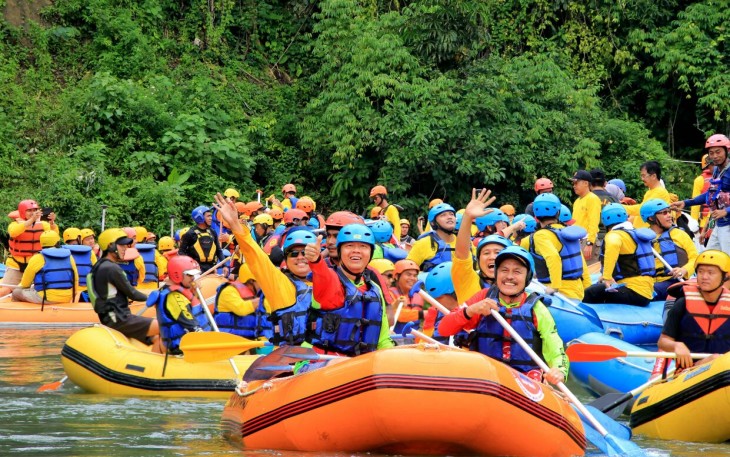 Rafting Plt Gubernur Bengkulu Rohidin Mersyah pimpin Lebong Fun Rafting 2017.
