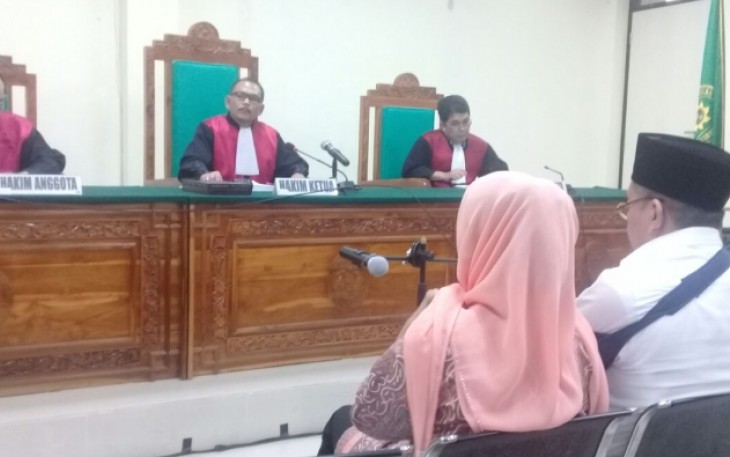 Ridwan Mukti dan istri saat menjalani sidang di PN Tipikor Bengkulu, Kamis (07/12/2017).