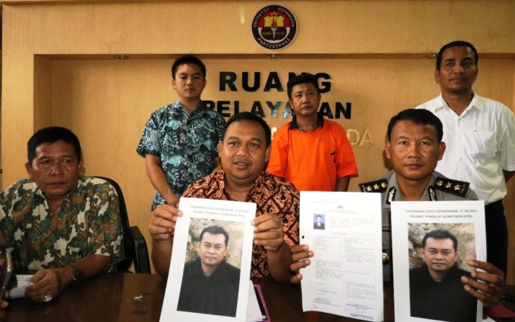 Wakil Derektur (Wadir) Krimsus AKBP Rohadi SH, MH didampingi Kabid Humas Polda Bengkulu AKBP Sudarno, S.Sos, MH saat menggelar press release