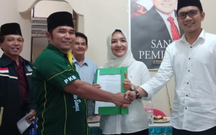 Penyerahan Surat Keputusan DPP PKB kepada Patriana Sosialinda di kantor DPC PKB Kota Bengkulu, Senin (22/1/2018).