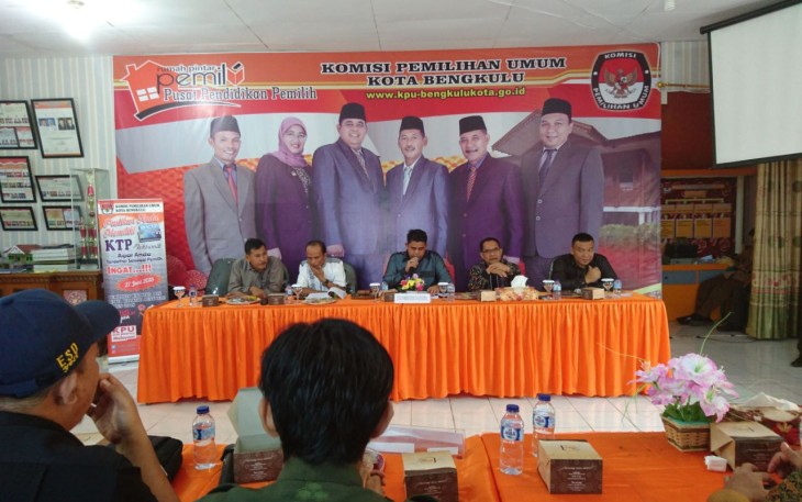 Ketua KPU Kota Bengkulu Darlinsyah saat menyampaikan hasil verifikasi syarat berkas Bapaslon Walikota dan Wakil Walikota 2018-2023, Rabu (17/01/2018).