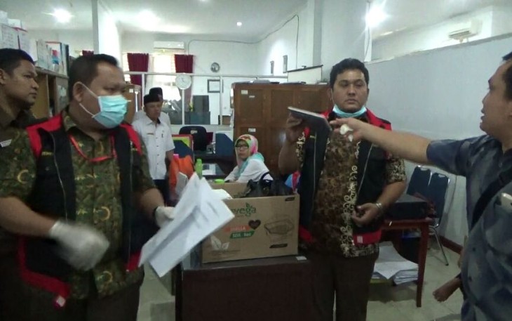 Tim penyidik Kejari Bengkulu saat melakukan penggeledahan di Kantor Walikota Bengkulu, Rabu (31/01/2018).