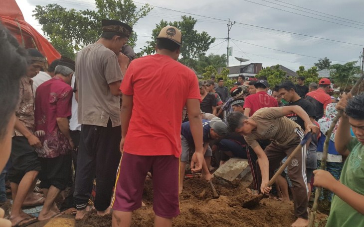 Prosesi pemakaman jenazah korban pembunuhan sadis di TPU Desa Daspetah, Ujan Mas, Kepahiang