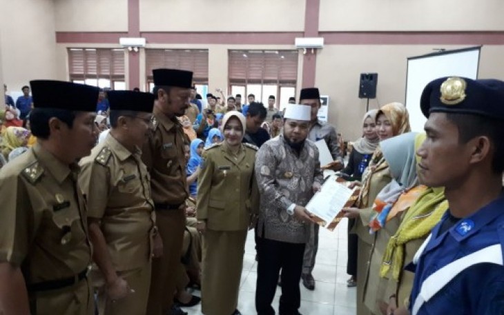 Wali Kota Helmi Hasan Memberikan Surat Perintah Tugas Kepada Tenaga Pegawai Tidak Tetap