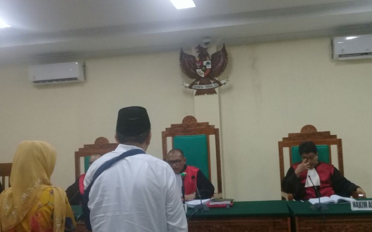 Ridwan Mukti bersama Lily saat mendengarkan hakim membacakan vonis hukumannya