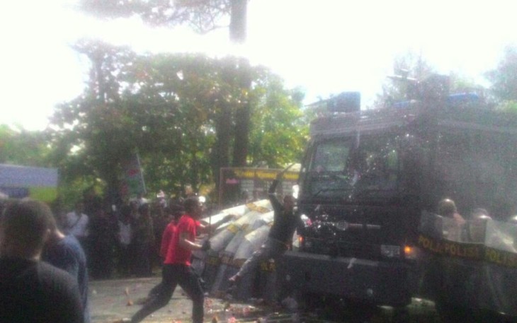 Simulasi rusuh, Massa 'Bentrok' dengan Polisi 