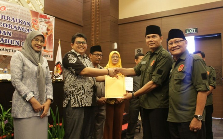 Ketua Komisioner KPUD Kota Bengkulu Darlinsyah saat menyerahkan berita Acara Hasil Rapat Pleno Rekapitulasi dukungan Bapaslon David-Bhaksir, Jumat (9/2/18).