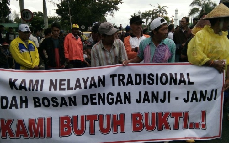 Ratusan nelayan tradisional saat menggelar demo