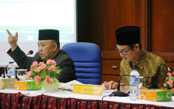 Sekda Provinsi Bengkulu Nopian Andusti pada Rapat Pimpinan Tim Evaluasi-Pengawasan Realisasi Anggaran (Rapim TEPRA), di Ruang Pola Provinsi Bengkulu, Senin Malam (05/02).