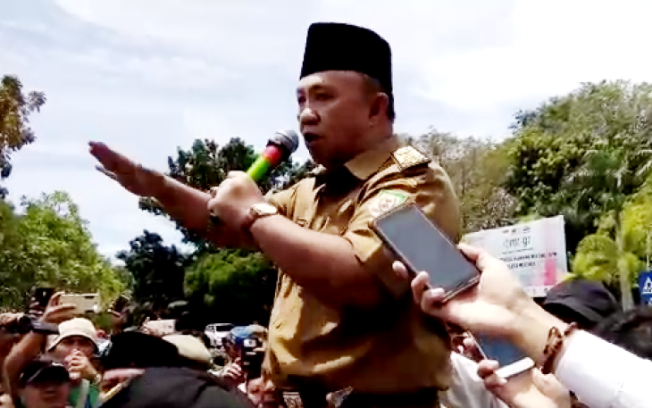 Sekda Provinsi Bengkulu Nopian Andusti, SE, MT ditengah para pendemo