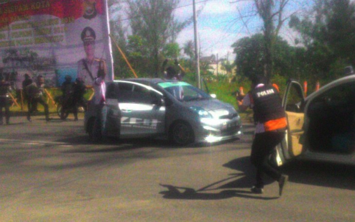 Simulasi penangkapan pengunjuk rasa anarkis