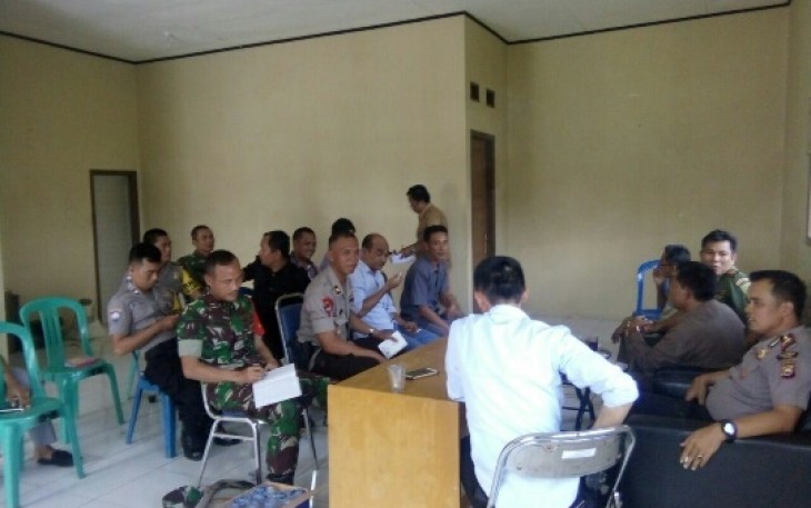 Pertemuan General Menejer (GM) PT DPM Ali Hasibuan, Camat Kecamatan kinal Drs.Sunarsan, Kasi Kumonikasi Kesbangpol Saidina M, Ketua Forum FKKD Irawan, Danramil 03/KT Kapten Inf Henry Marpaung, Kapolsek Kaur Tengah Iptu Pedi setiawan.SH.