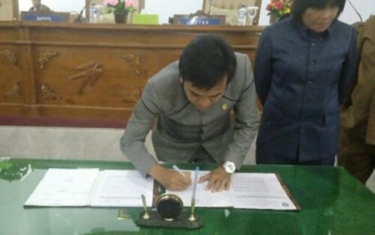 Penandatanganan Evaluasi Pemprov Terhadap RAPBD Kabupaten Seluma Oleh  Husni Thamrin Ketua DPRD Seluma 