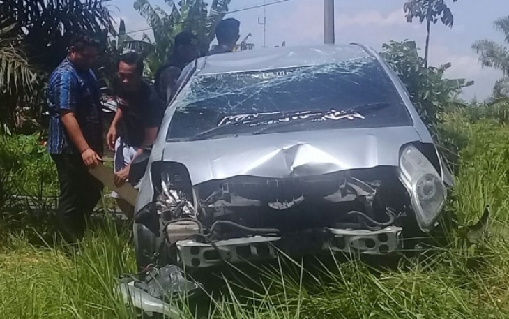 Kondisi mobil Yaris saat kecelakaan rusak berat dibagian depan. Foto:bengkulutoday.com