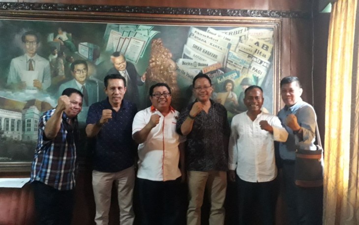 Foto bersama ketua SMSI pusat dengan anggota