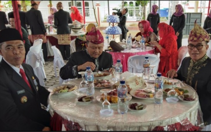 Anggota Dewan dan Tamu Undangan saat ke Jamuan Makan bersama