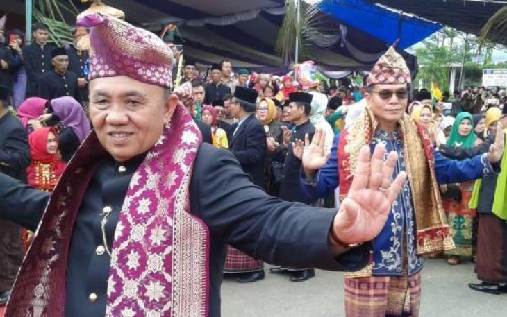 Sekretaris Daerah Provinsi Bengkulu Nopian Andusti Dan Bupati Bengkulu Selatan Dirwan Mahmud Melakukan Tari Tari Andun
