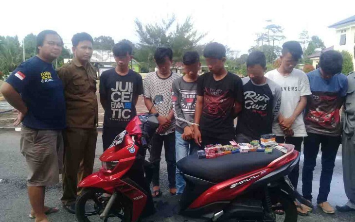 Ketujuh pelajar saat diamankan berserta barang bukti