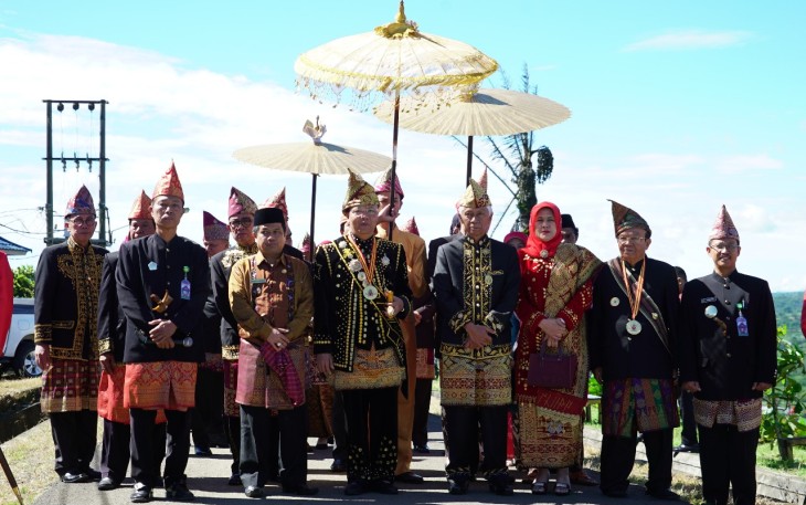 Plt Gub dan rombongan mengenakan pakaian adat.