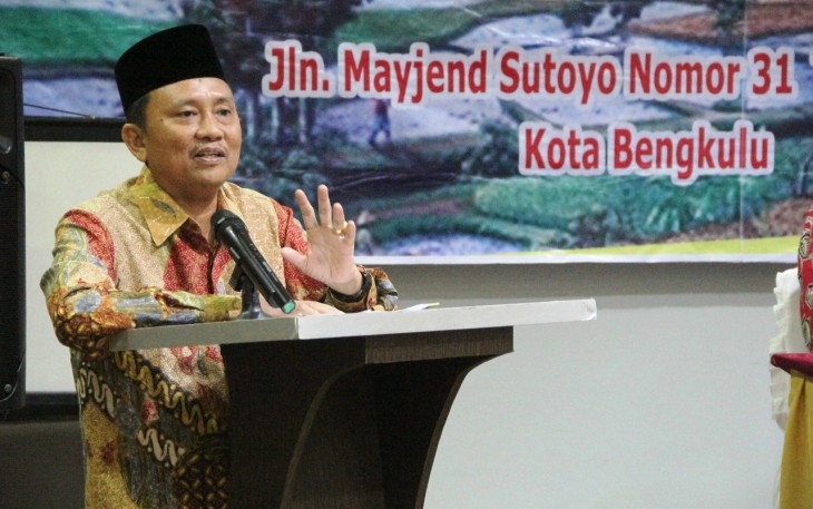 Asisten I Setda Provinsi Bengkulu Bidang Pemerintahan dan Kesra Hamka Sabri membuka Bimbingan Teknis Profil Desa/ Kelurahan, Penataan dan Administrasi Pemerintah Desa 2018, di Ruang Pertemuan salah satu Hotel di Kota Bengkulu, Selasa (10/04).