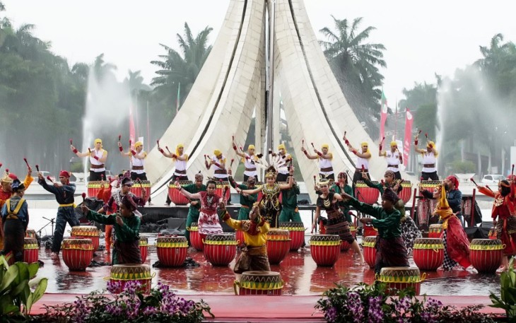 Penanpilan 46 Musik Doll Berkolaborasi Dengan 66 Alat Musik Dari 33 Provinsi Dalam Acara Penutupan HUT TMII ke 43 