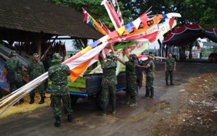 Pemasangan umbul-umbul penutupan TMMD