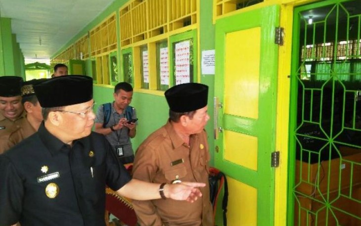 Plt Gubernur Rohidin Mersyah bersama Pejabat Wali Kota Bengkulu, Budiman Ismaun saat terjun langsung untuk melihat pelaksanaan UNBK di SMA Plus Negeri 7 Kota Bengkulu, Senin (09/04/18).