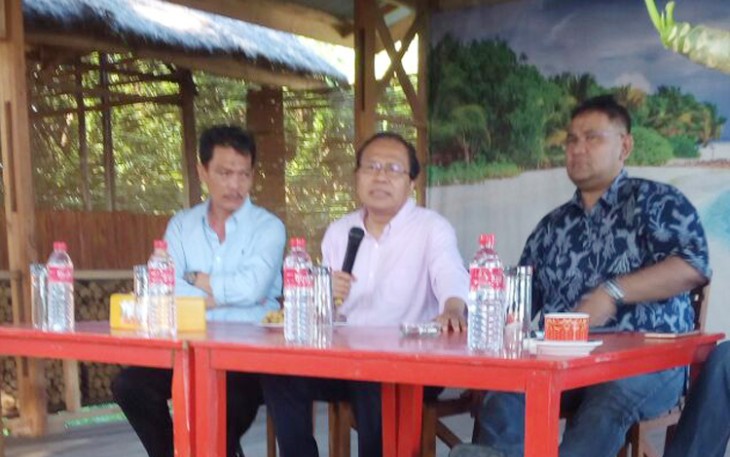 Rizal Ramli saat ngopi bareng didampingi didampingi Dr. Rahimandani ketua SMSI Provinsi Bengkulu dan Teguh Santosa mantan ketua SMSI pusat.