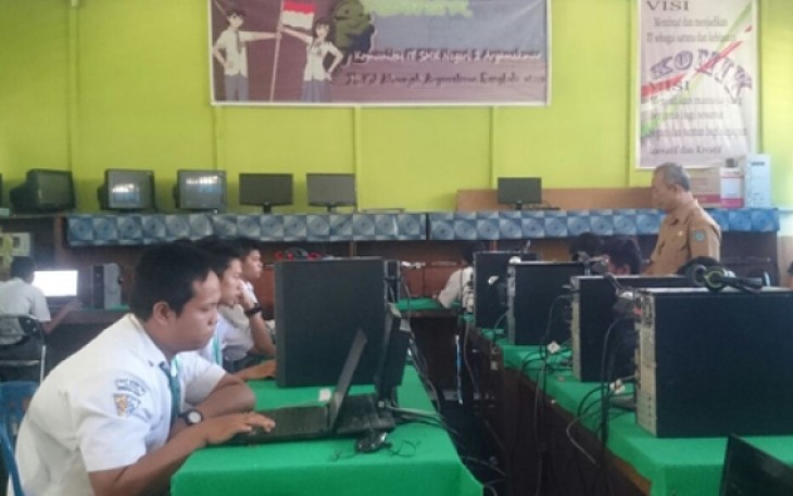 Sekolah Menengah Kejuruan (SMK) di Bengkulu Utara mengikuti Ujian Nasional Berbasis Komputer 