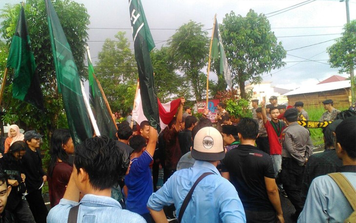 Puluhan kader Himpunan Mahasiswa Islam (HMI) Cabang Bengkulu saat berunjuk rasa Jumat (25/5/2018) di depan Mapolda Bengkulu.