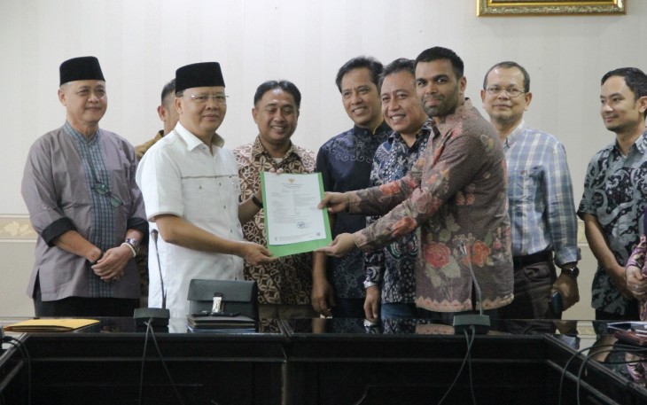 Penyerahan BKPM APPROVAL Sudevam Group kepada Pemprov Gubernur Bengkulu.