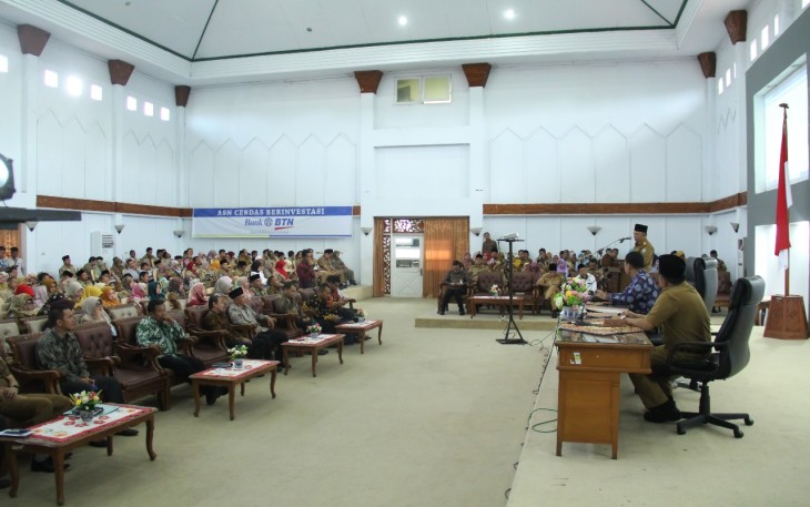 Sekretaris daerah Provinsi Bengkulu Nopian Andusti membuka seminar dan sosialisasi dengan tema ASN cerdas dan religius dalam berinvestasi