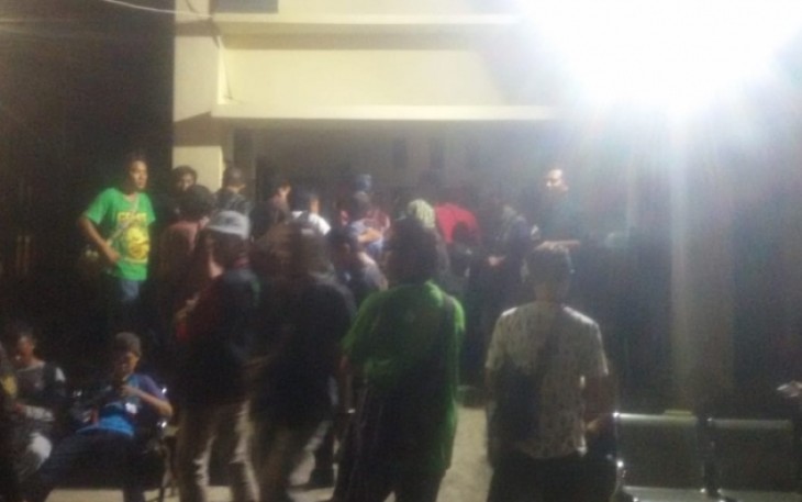 Para wartawan menunggu kabar OTT KPK di Mapolda Bengkulu