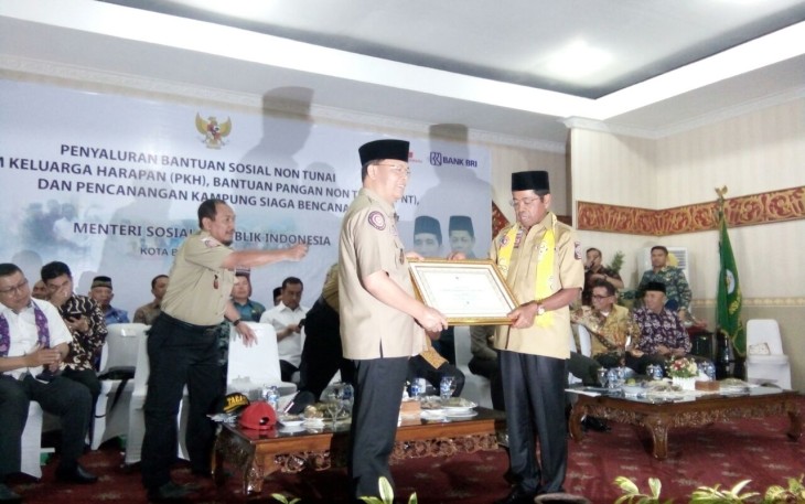Menteri Sosial Republik Indonesia Idrus Marham Mengukuhkan Plt Gubernur Rohidin Mersyah Menjadi Pembina TAGANA Provinsi Bengkulu