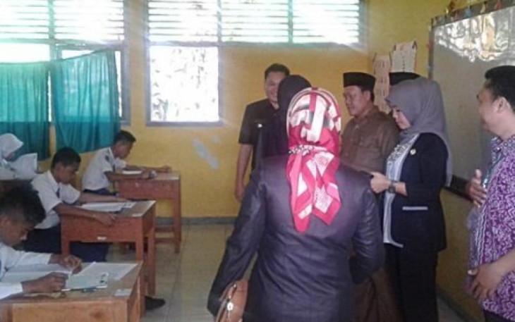 Anggota Komisi I DPRD Bengkulu Tengah  Evi Susanti Pantau Pelaksanaan UNBK Dan UNKP