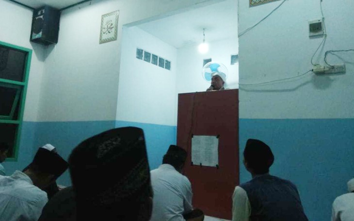 Salat Tarawih di Masjid At-Taubah 
