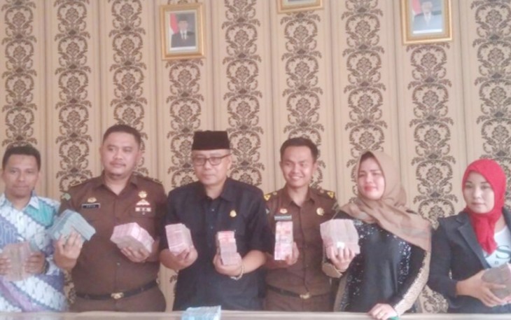 Pengembalian kerugian negara sebesar Rp 1 miliar dari tersangka TIC kepada Kejari Kepahiang. foto (bengkulutoday.com)