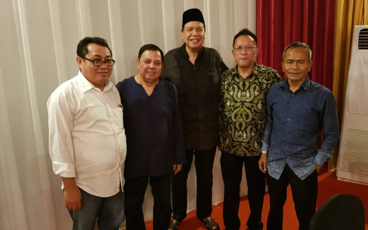 Foto bersama Dewan Pengurus Serikat Media Siber Indonesia (SMSI) dan Dewan Penasehat SMSI Pusat menghadiri  buka puasa bersama di kediaman Ketua Dewan Penasehat SMSI Pusat, Chairul Tanjung, JalanTeuku Umar No. 50 Menteng Jakarta Pusat, Minggu 10 Juni 2018.