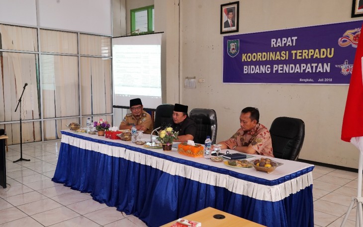 Sekretaris Daerah Provinsi Bengkulu Nopian Andusti Memberikan Arahan Dalam Rakor Terpadu Bidang Pendapatan Yang digelar di Aula Dinas Pendapatan Daerah (Dispenda) Provinsi Bengkulu