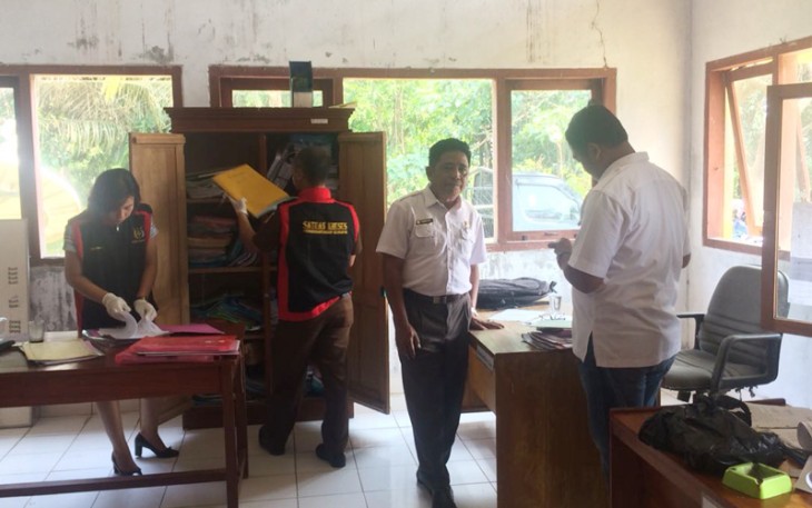 Tim Kejari Kaur saat melakukan penggeledahan di Kantor Camat Maje