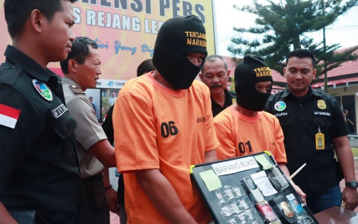 Kedua tersangka menunjukan barang bukti saat jumpa pers di halaman Mapolres Rejang Lebong Rabu (8/8) kemarin.